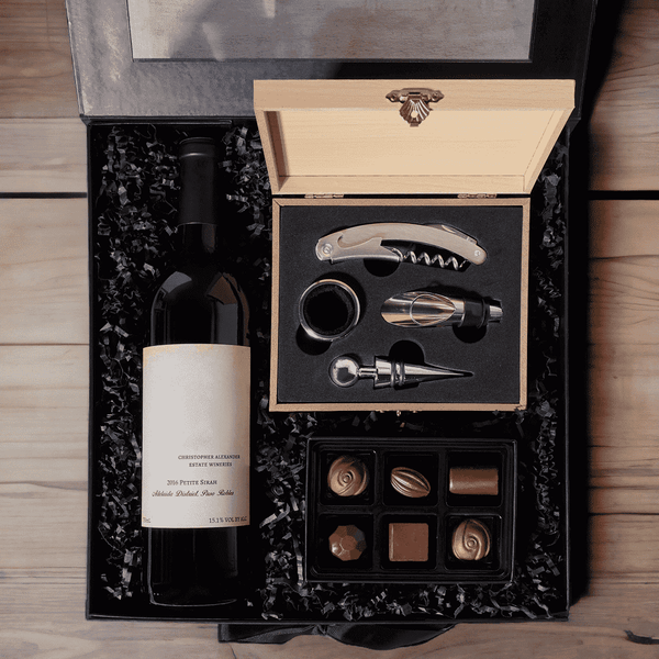 http://monthlysommelier.ca/cdn/shop/files/AWineConnoisseur_sJoyGiftSet_600x.png?v=1694705193