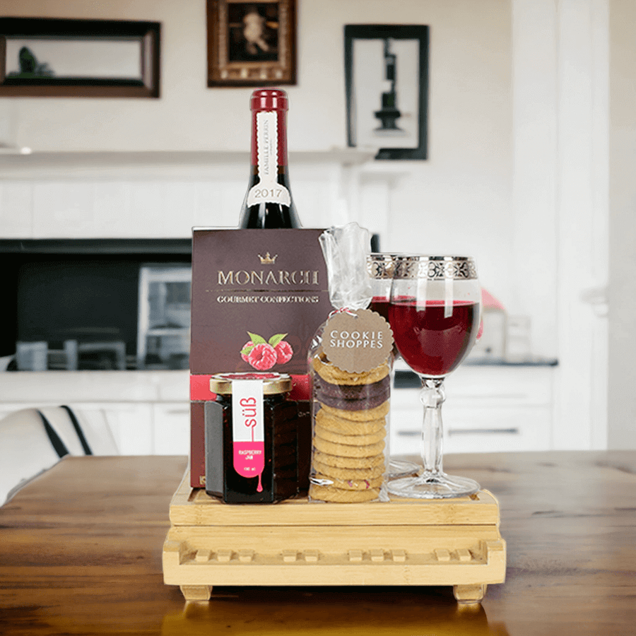 https://monthlysommelier.ca/cdn/shop/files/ATasteofRaspberryCookies_WineGiftBasket_77d66ec7-27f2-49dc-a061-68845f6105c5_900x.png?v=1694625100